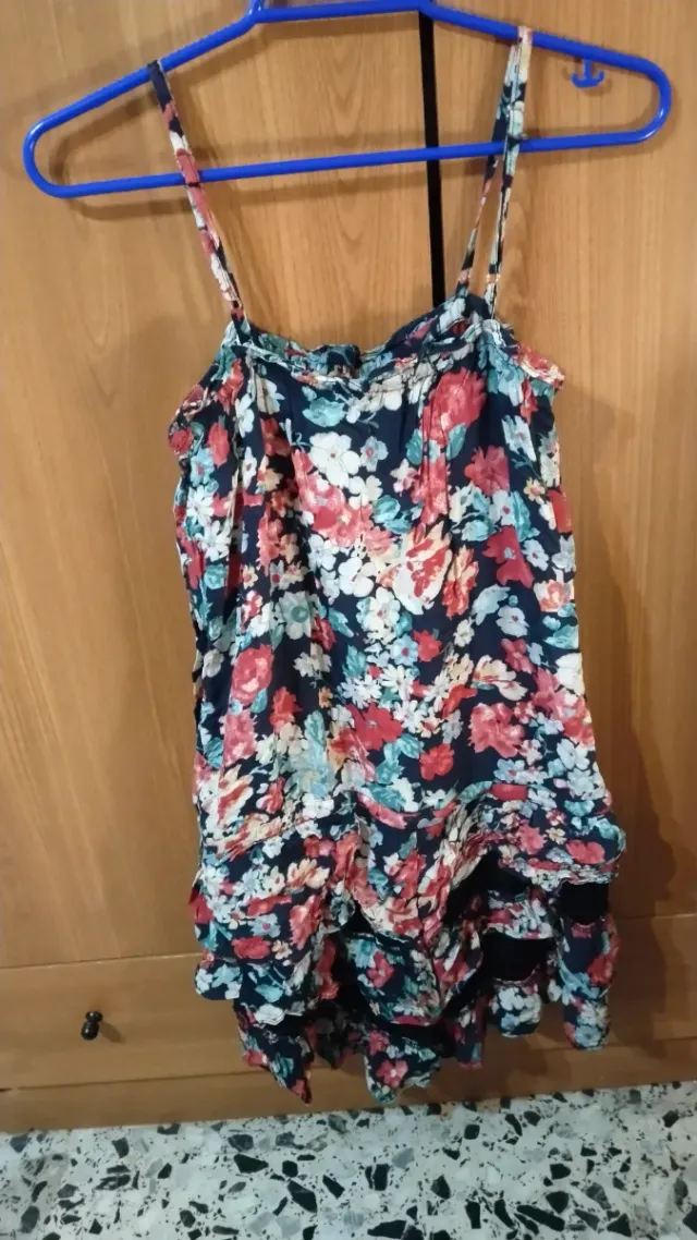 Peto floral con tirantes
