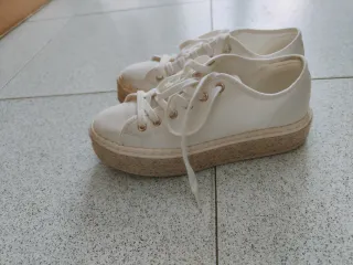 Zapatillas mujer beige y blancas