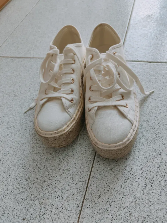 Zapatillas mujer beige y blancas