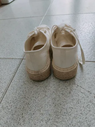Zapatillas mujer beige y blancas