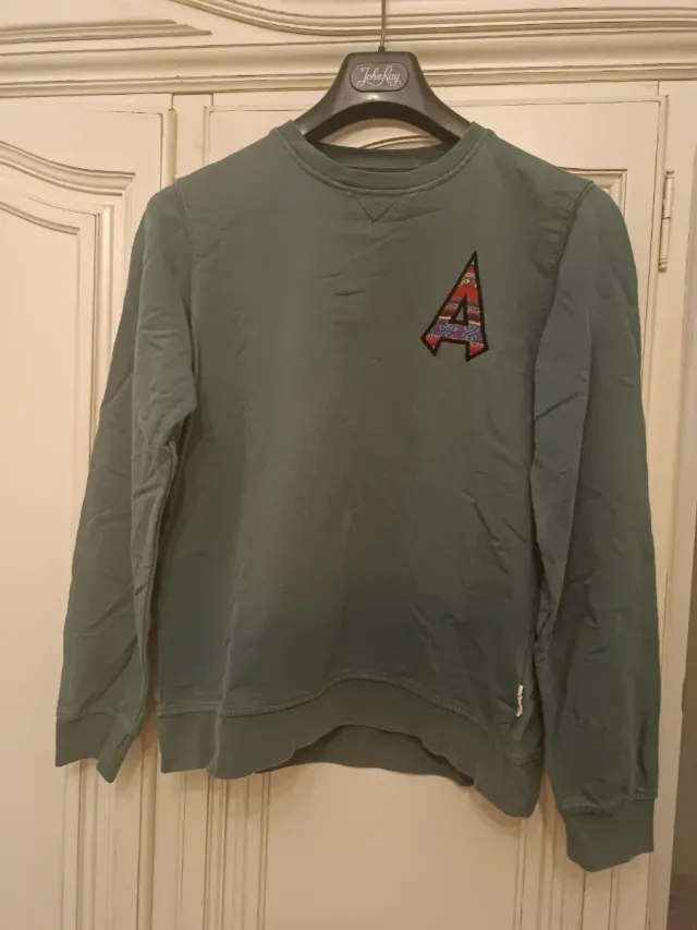 Sudadera verde con parche de letra A