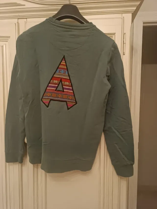 Sudadera verde con parche de letra A