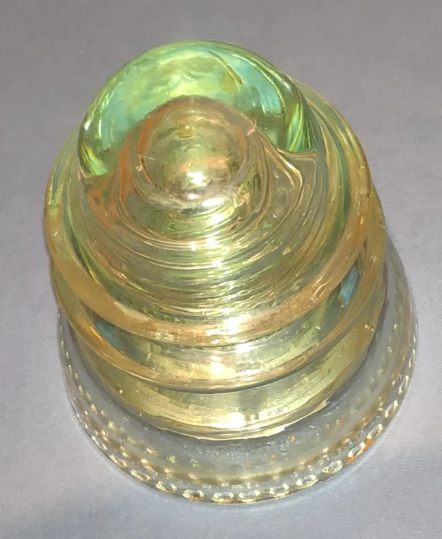 Aislador de cristal antiguo verde
