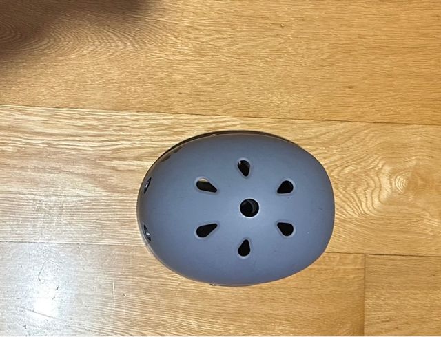 Casco skate/patinete gris