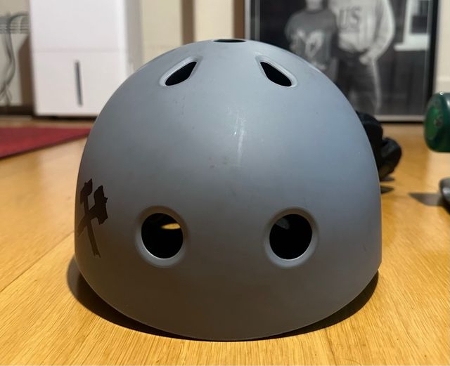 Casco skate/patinete gris