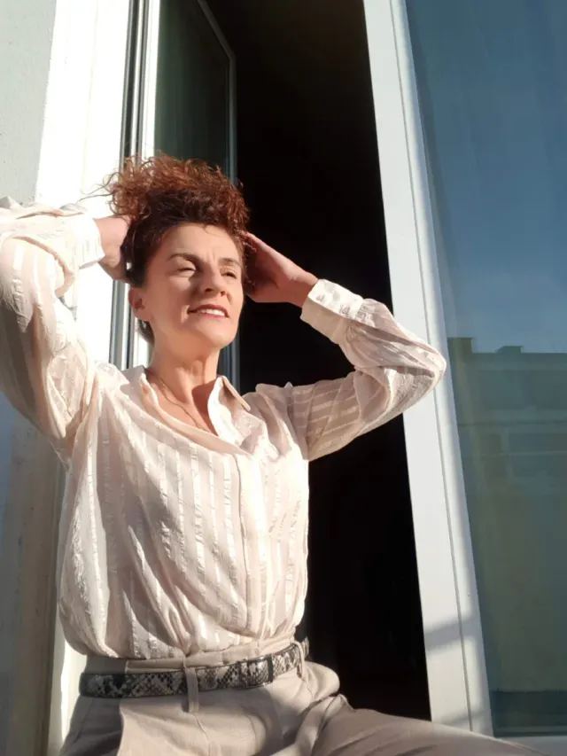 Camisa salmón muy claro con rayas verticales