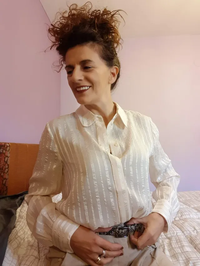 Camisa salmón muy claro con rayas verticales