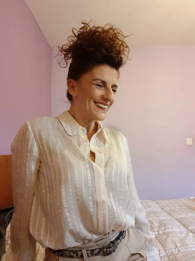 Camisa salmón muy claro con rayas verticales