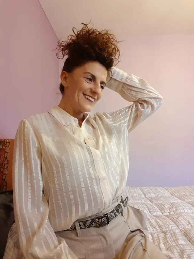 Camisa salmón muy claro con rayas verticales