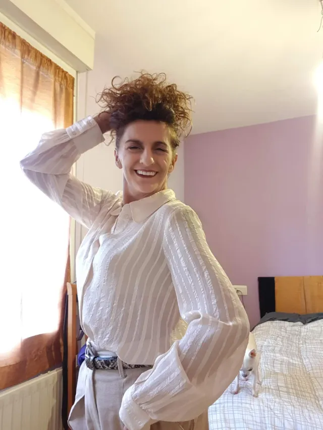 Camisa salmón muy claro con rayas verticales