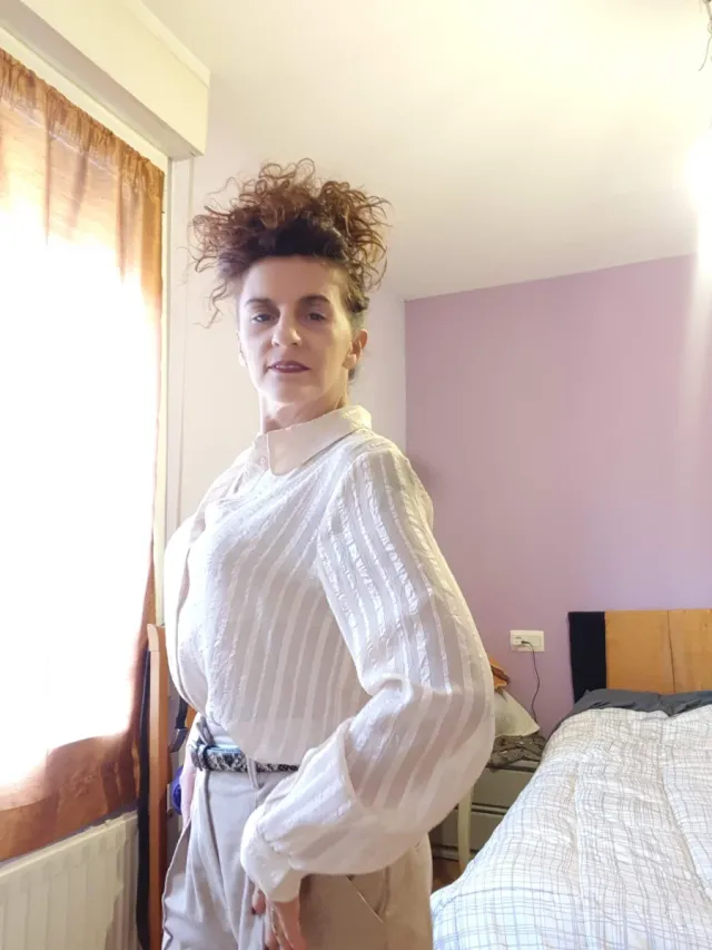 Camisa salmón muy claro con rayas verticales