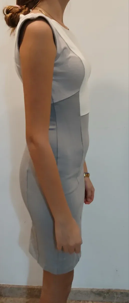 Vestido gris y blanco elegante