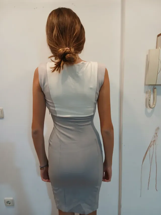 Vestido gris y blanco elegante