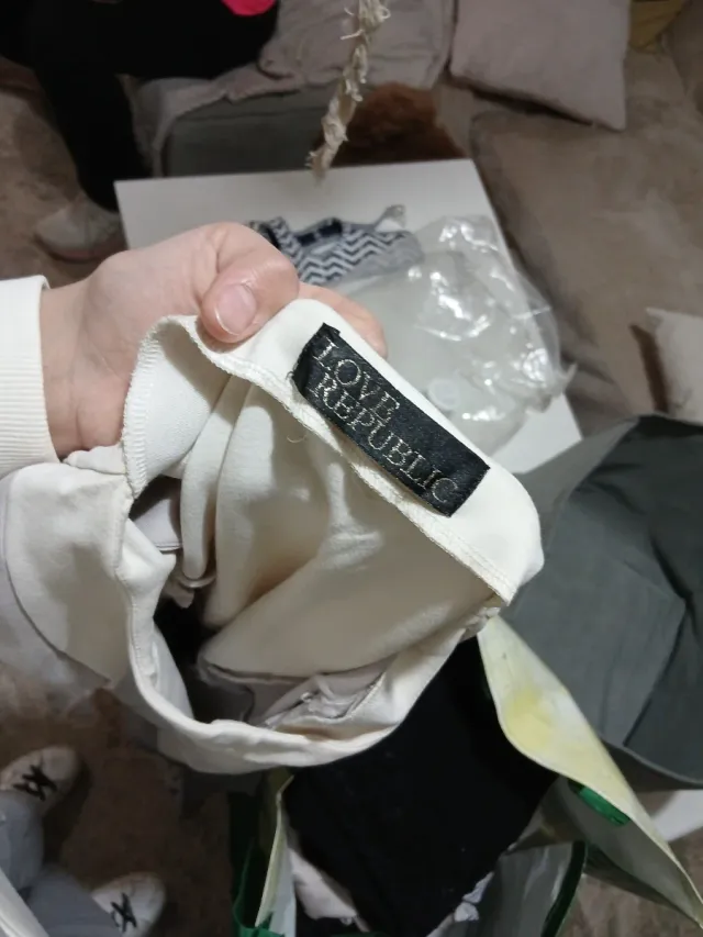 Vestido gris y blanco elegante