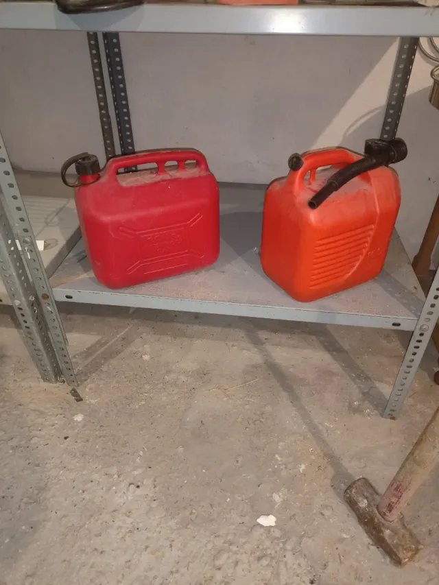 2 Garrafas de Gasolina Rojas