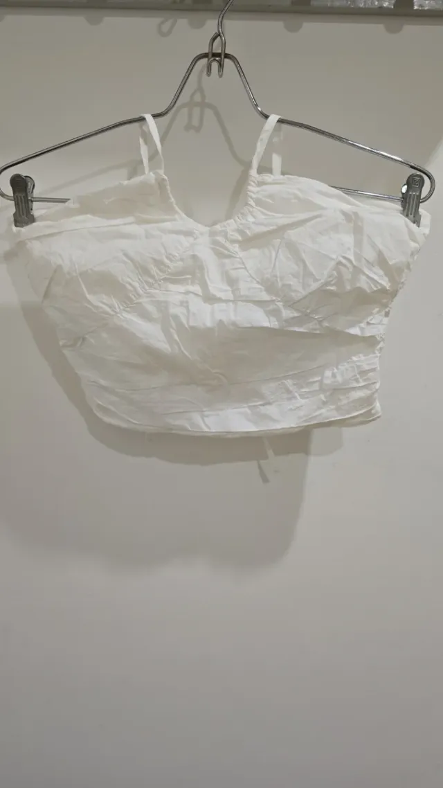 Top blanco atado al cuello