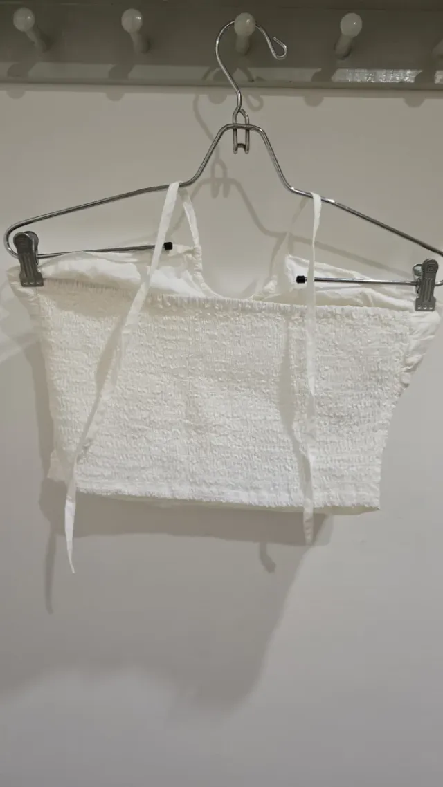 Top blanco atado al cuello