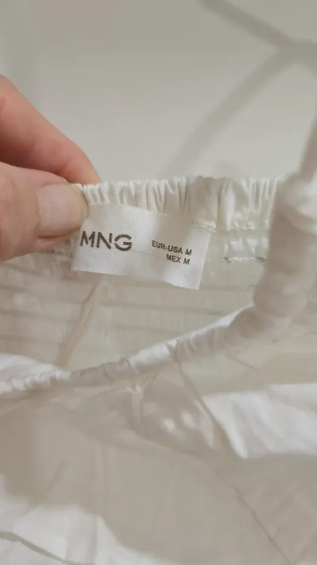 Top blanco atado al cuello