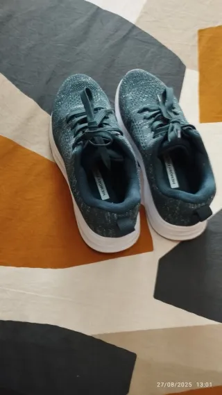 Zapatillas deportivas plateadas y verde azulado