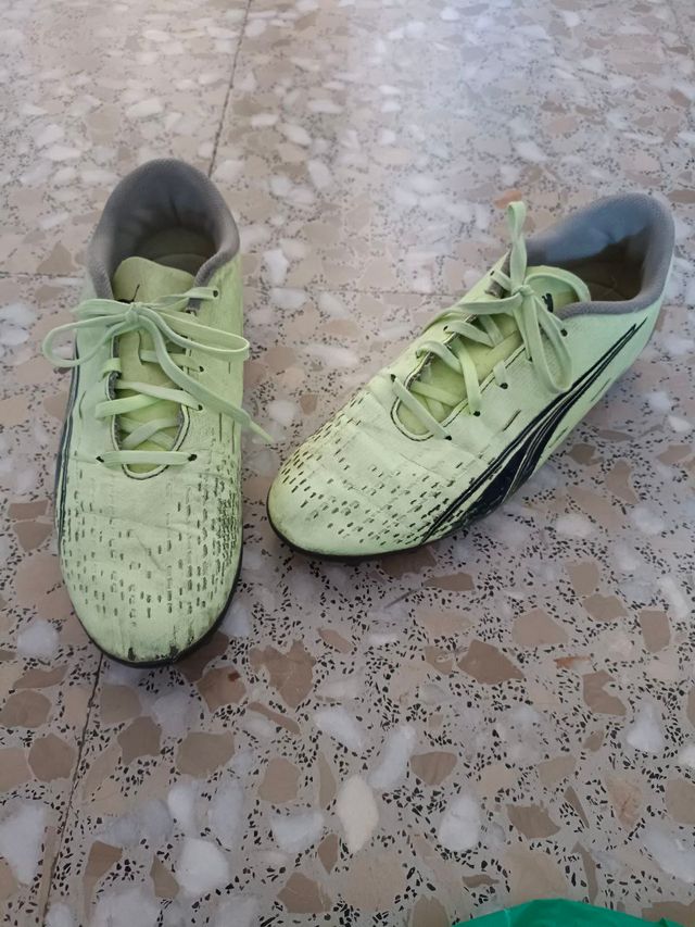 Botas de fútbol Puma verdes y negras