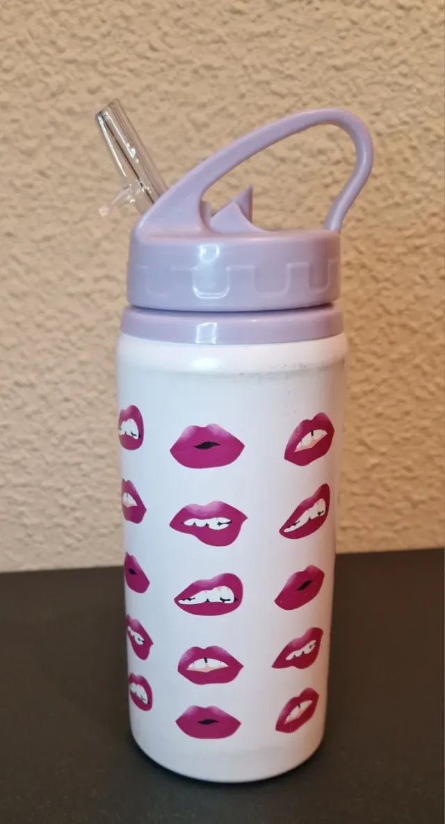Regalo botella de agua con pajita y labios