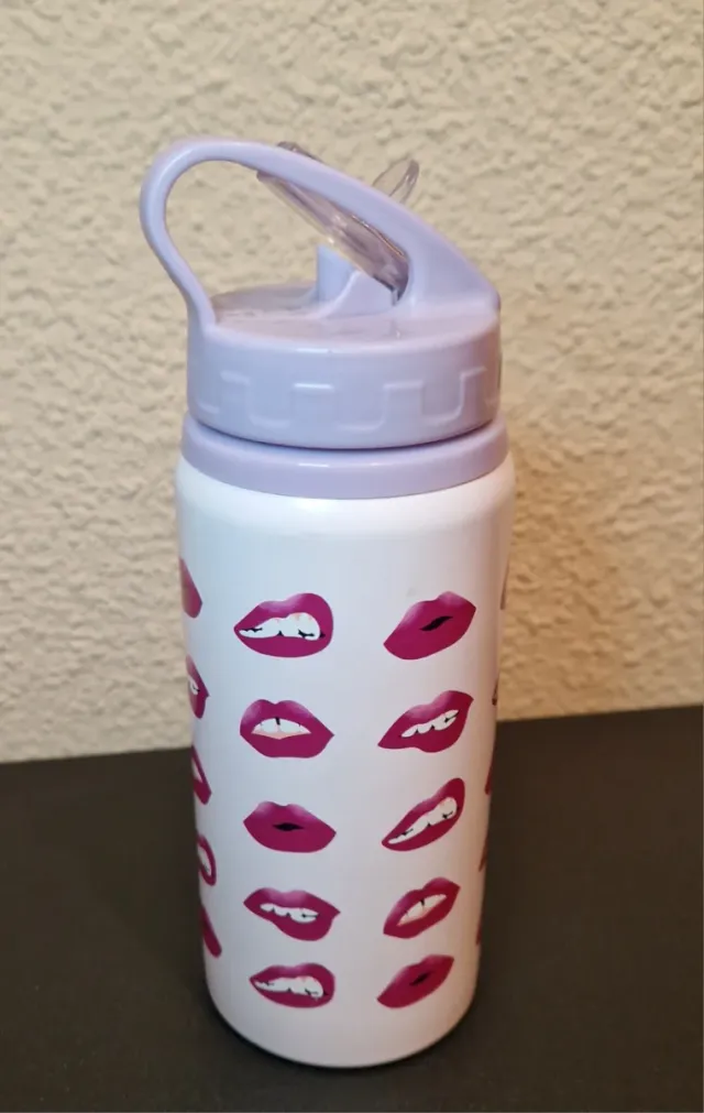 Regalo botella de agua con pajita y labios