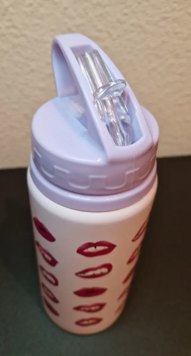 Regalo botella de agua con pajita y labios