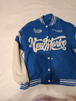 Giubbotto bomber blu e bianco