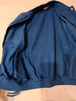 Giubbotto bomber blu e bianco