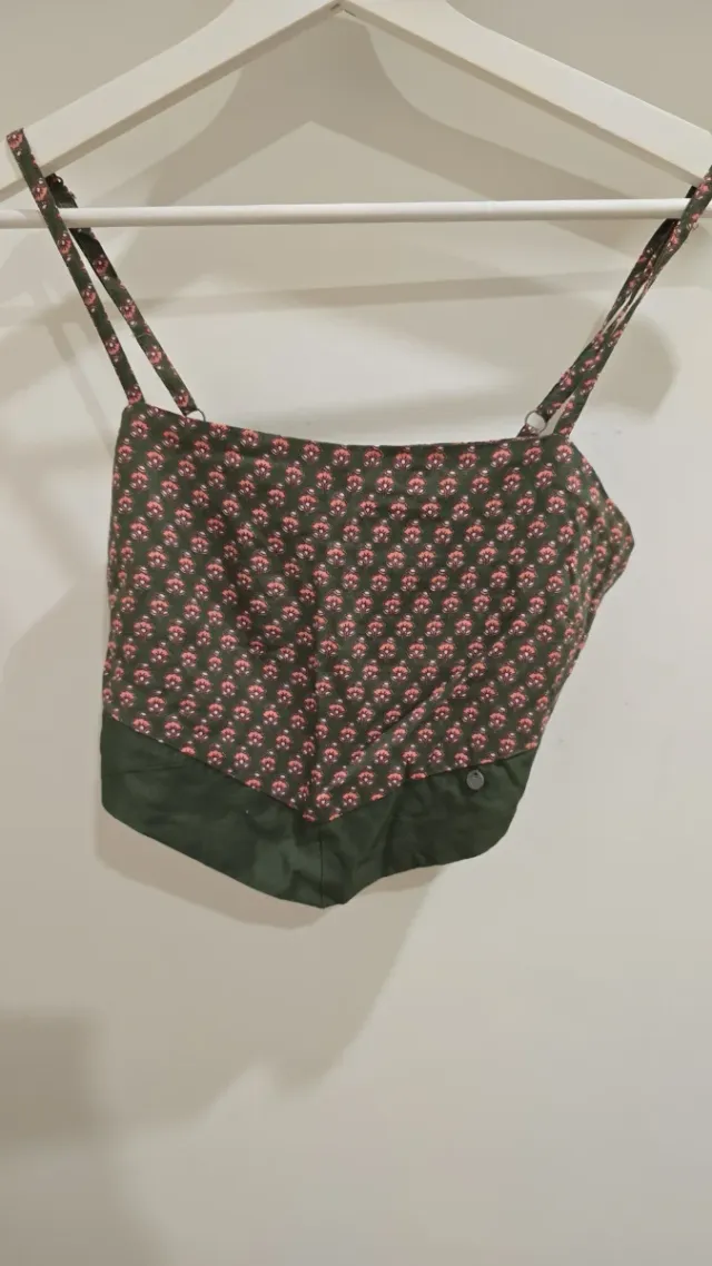 Top verde con estampado floral rosa