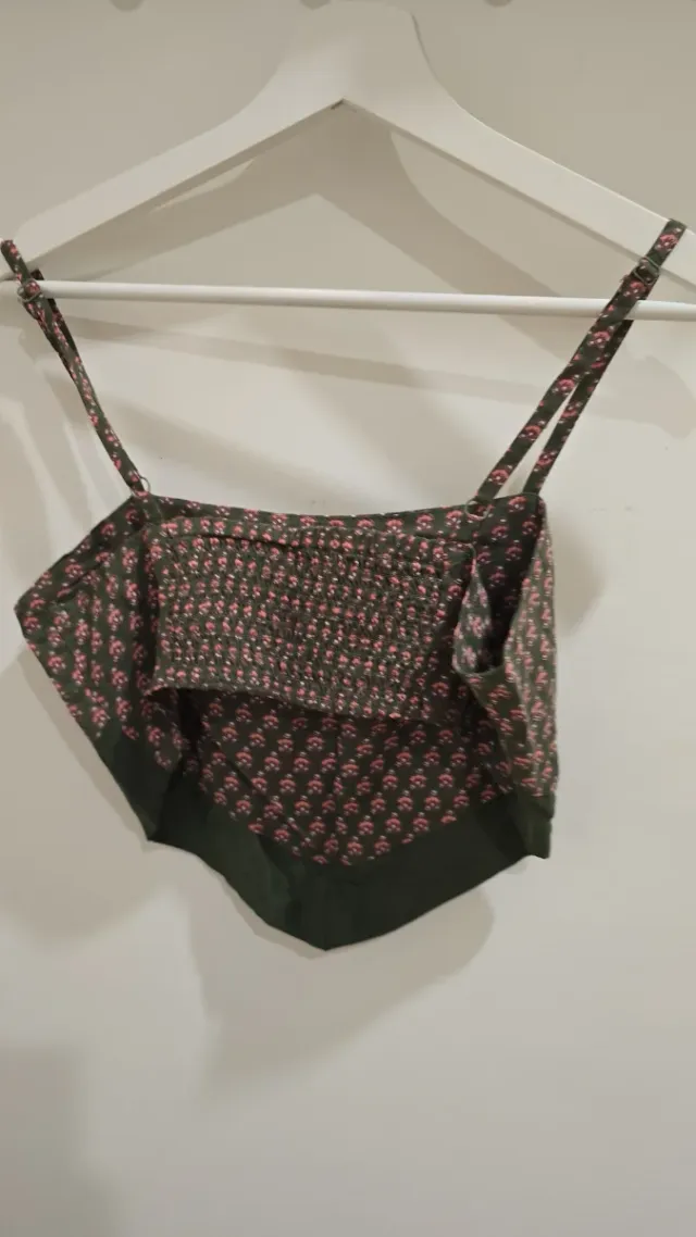 Top verde con estampado floral rosa