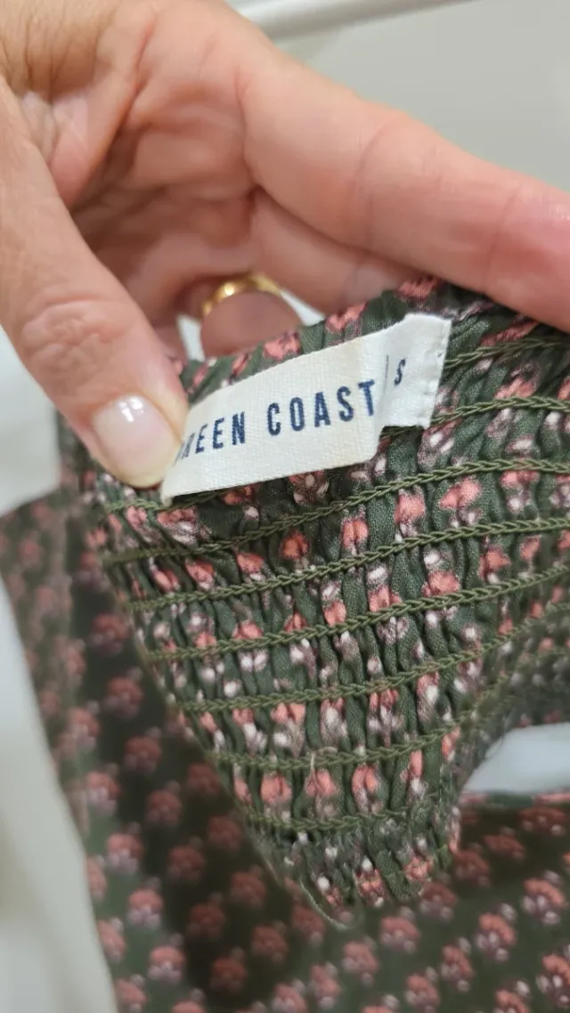 Top verde con estampado floral rosa