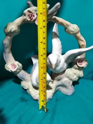 Figura de porcelana con pájaros y flores