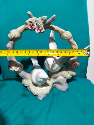 Figura de porcelana con pájaros y flores