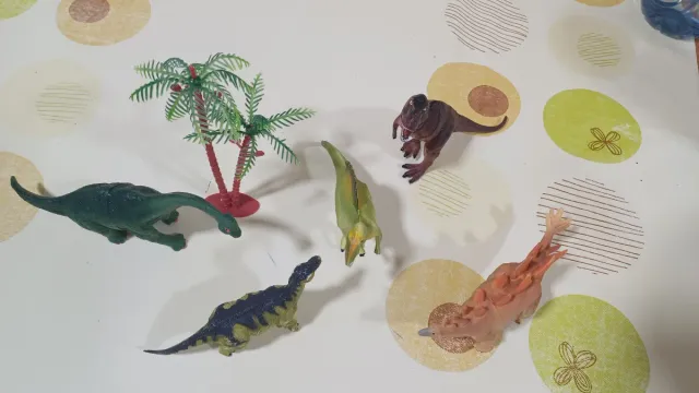 Lote de dinosaurios de juguete