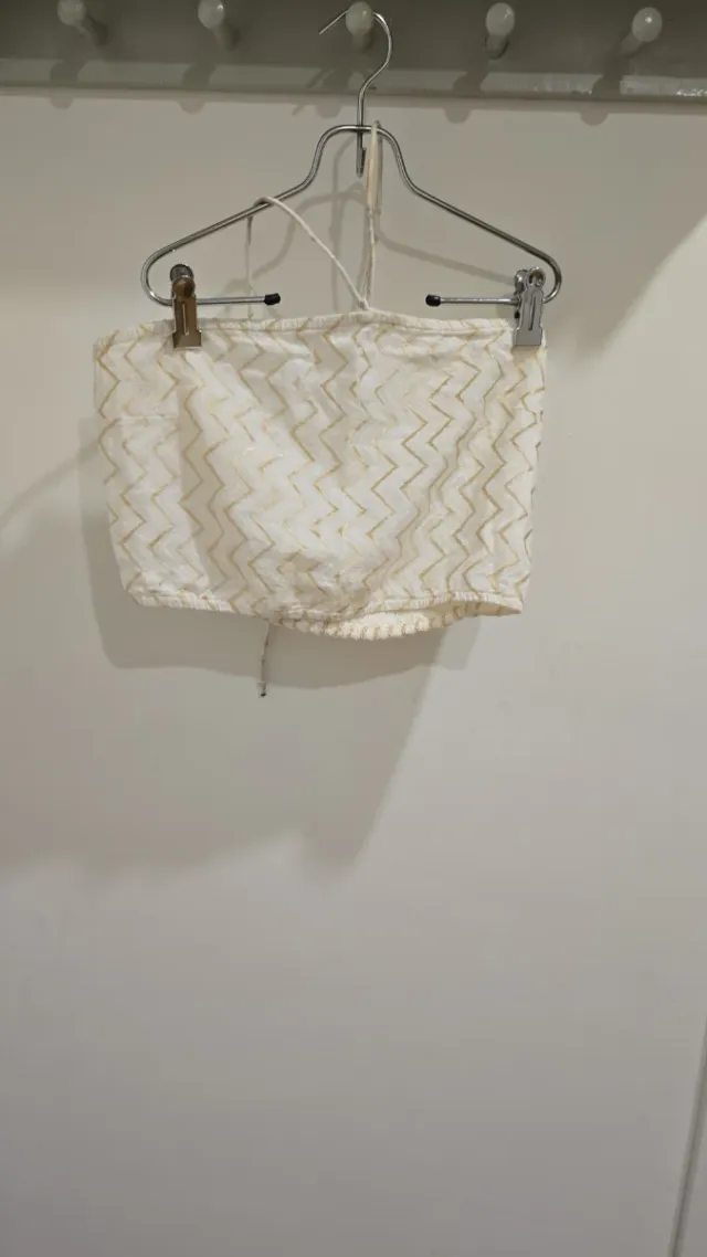 Top corto blanco y dorado