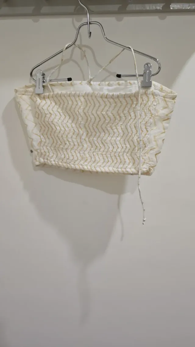 Top corto blanco y dorado