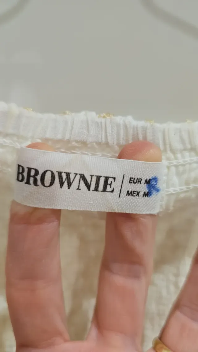 Top corto blanco y dorado