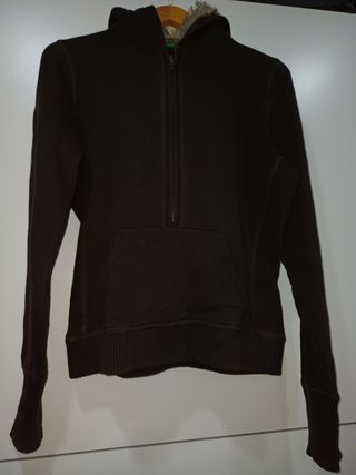 Sudadera marrón con capucha y cremallera