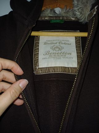 Sudadera marrón con capucha y cremallera