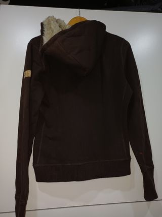 Sudadera marrón con capucha y cremallera