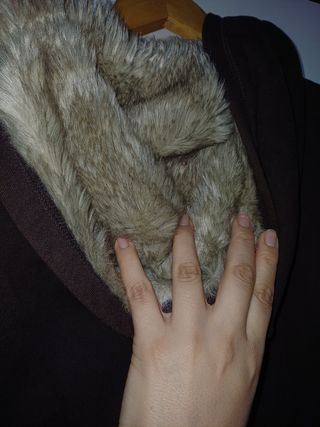 Sudadera marrón con capucha y cremallera