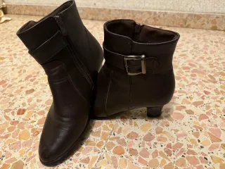 Botas marrones de tacón con hebilla