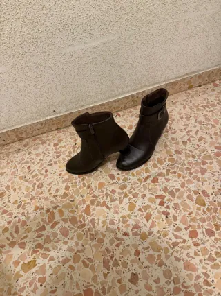 Botas marrones de tacón con hebilla