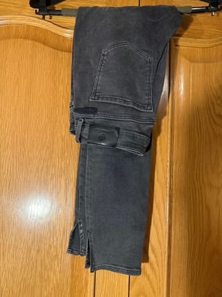 Vaqueros grises con pedrería en tobillo