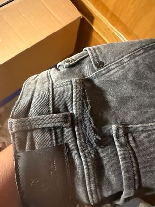 Vaqueros grises con pedrería en tobillo