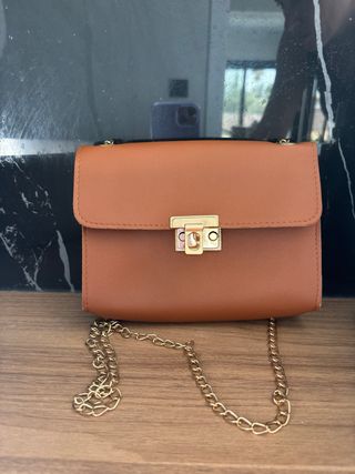 Bolso marrón con cadena dorada