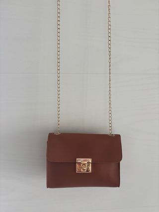 Bolso marrón con cadena dorada