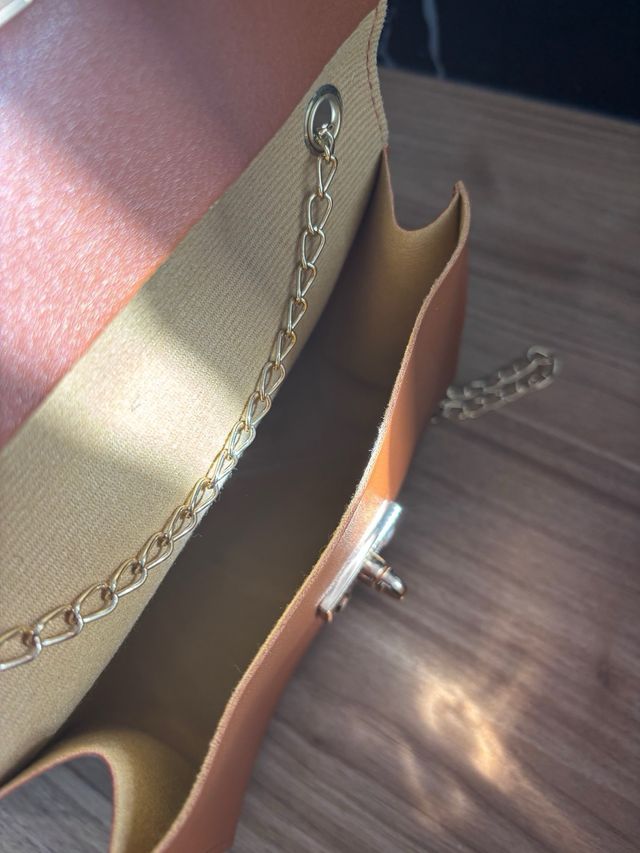 Bolso marrón con cadena dorada