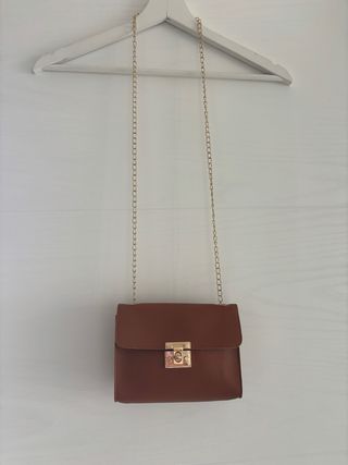 Bolso marrón con cadena dorada